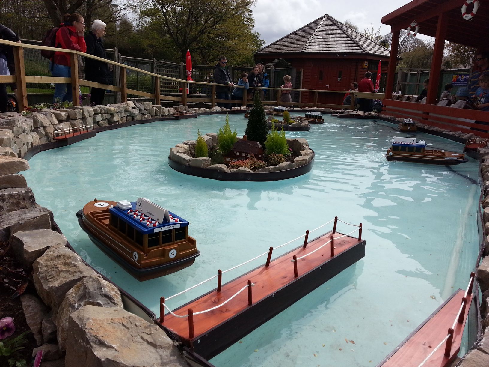 System with 6 remote-controlled boats